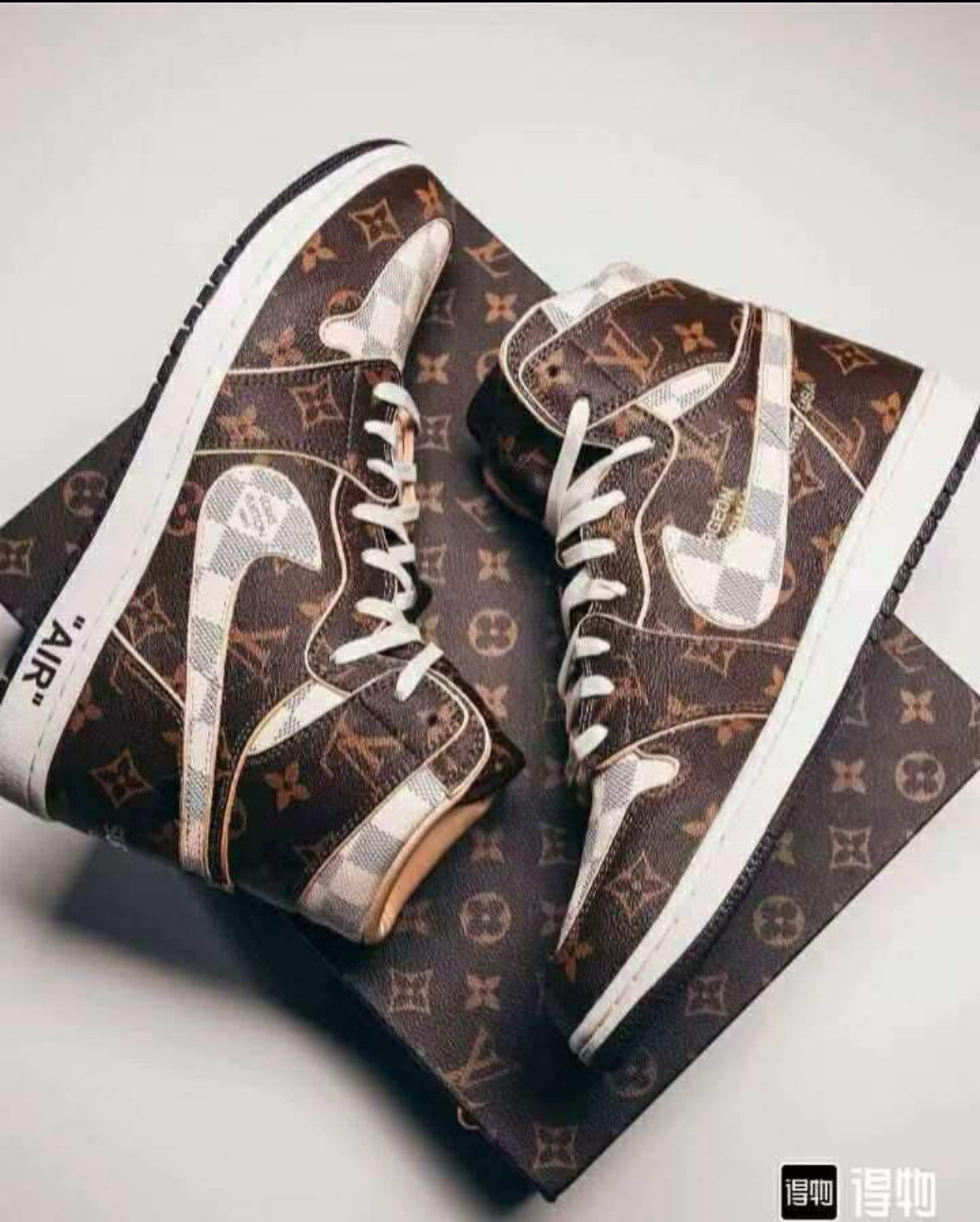 L- Hightop Sneakers