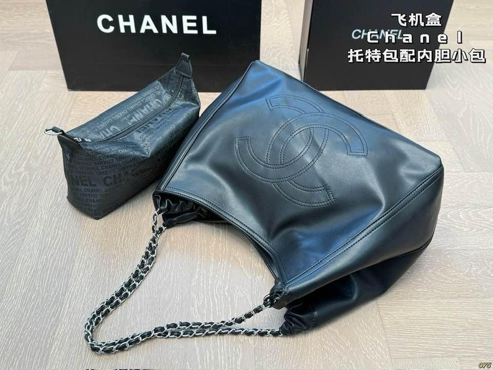 C- Tote Bag w/makeup (D12V3)