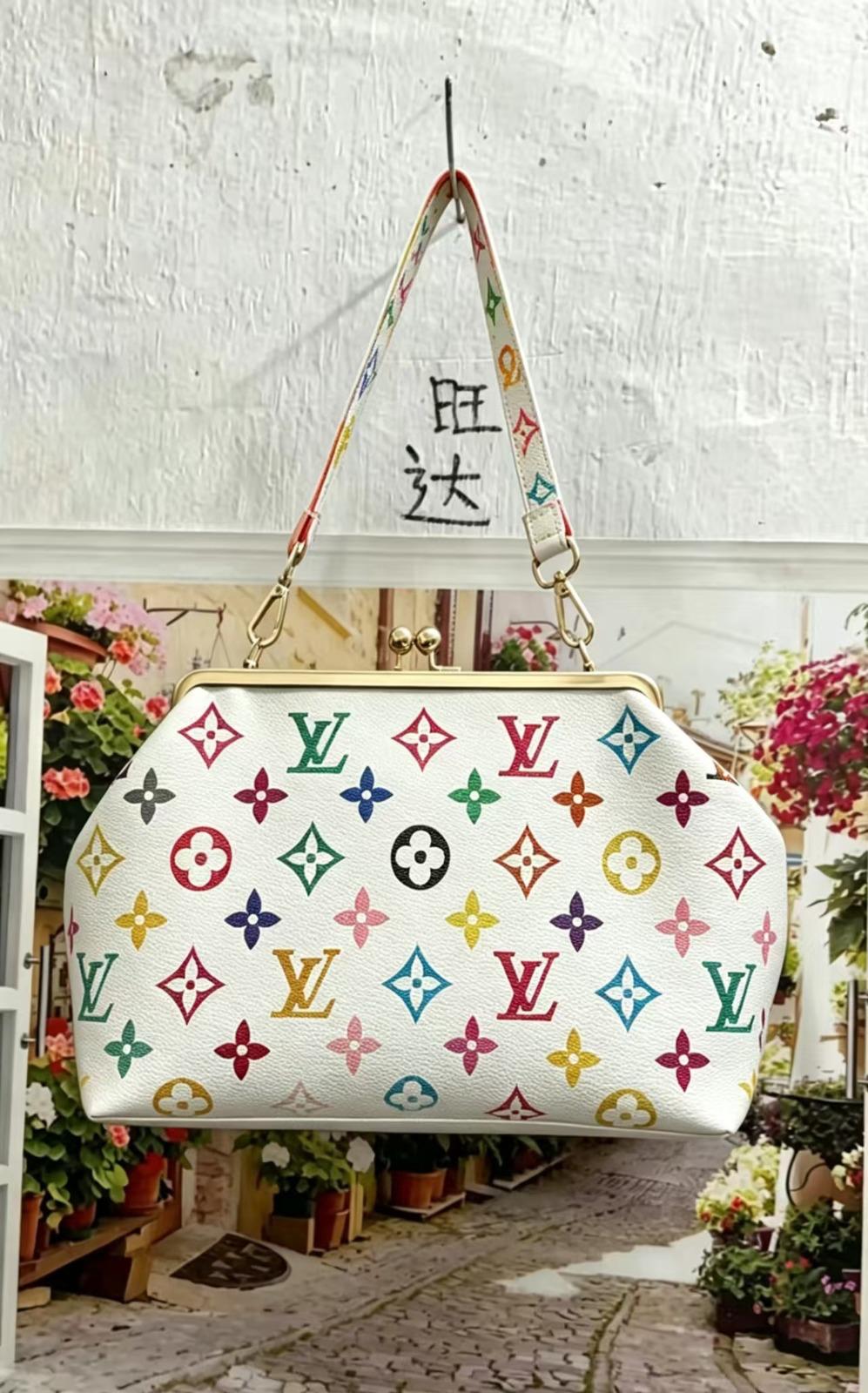 L-DESIGNER CLUTCH PURSE