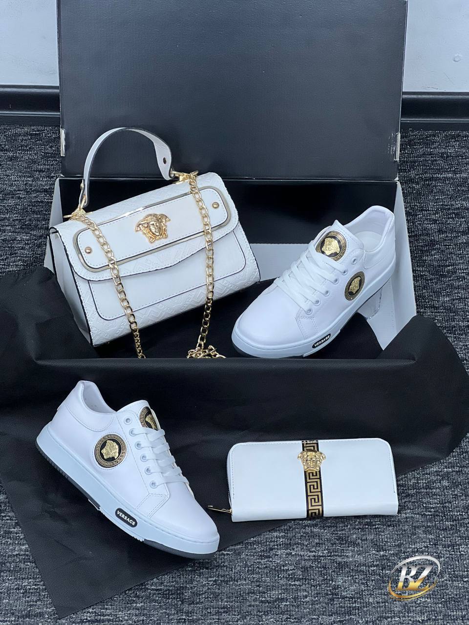 V- Tennis Shoe Set