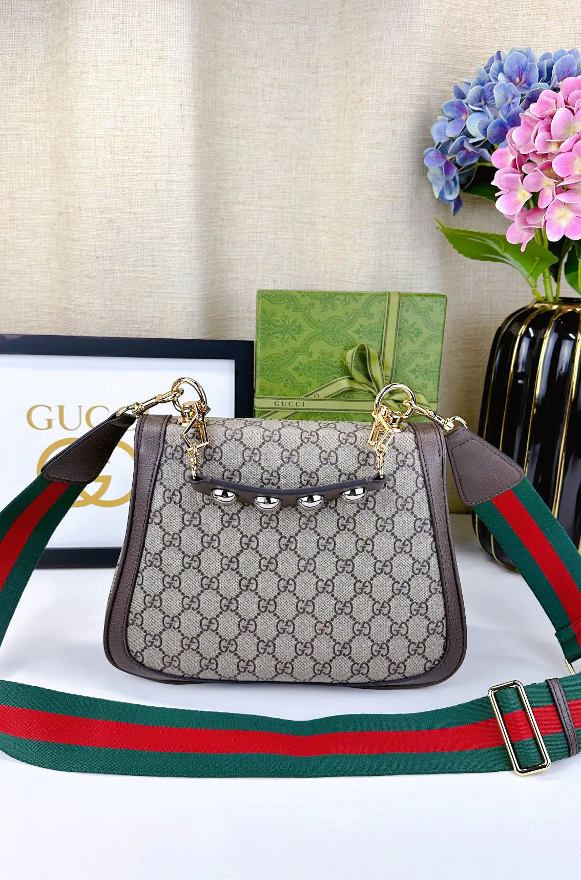 G-Round Interlocking Medium Shoulder Bag(699210)