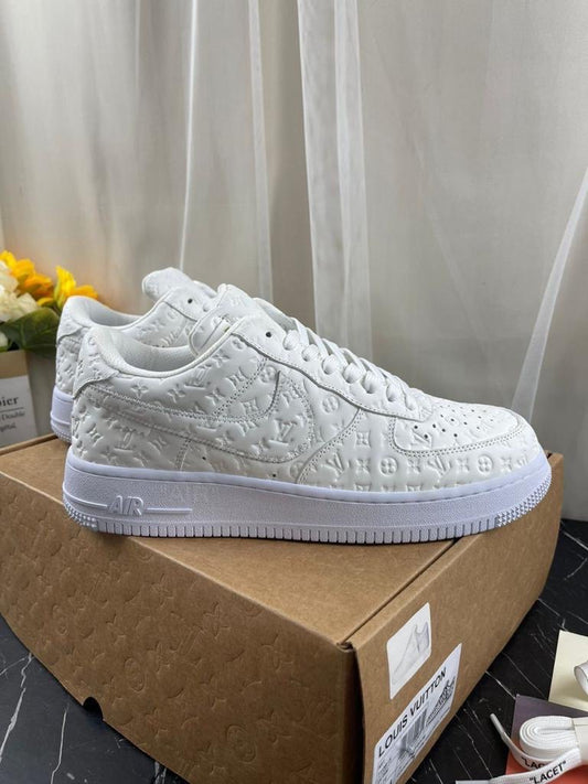 L- White Sneakers (V23K1)