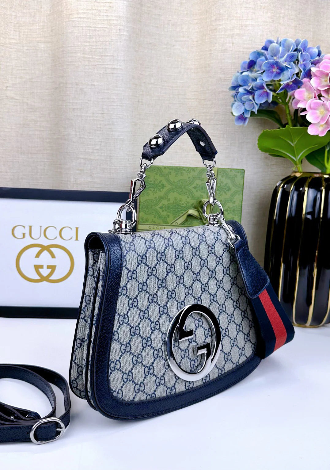 G-Round Interlocking Medium Shoulder Bag(699210）