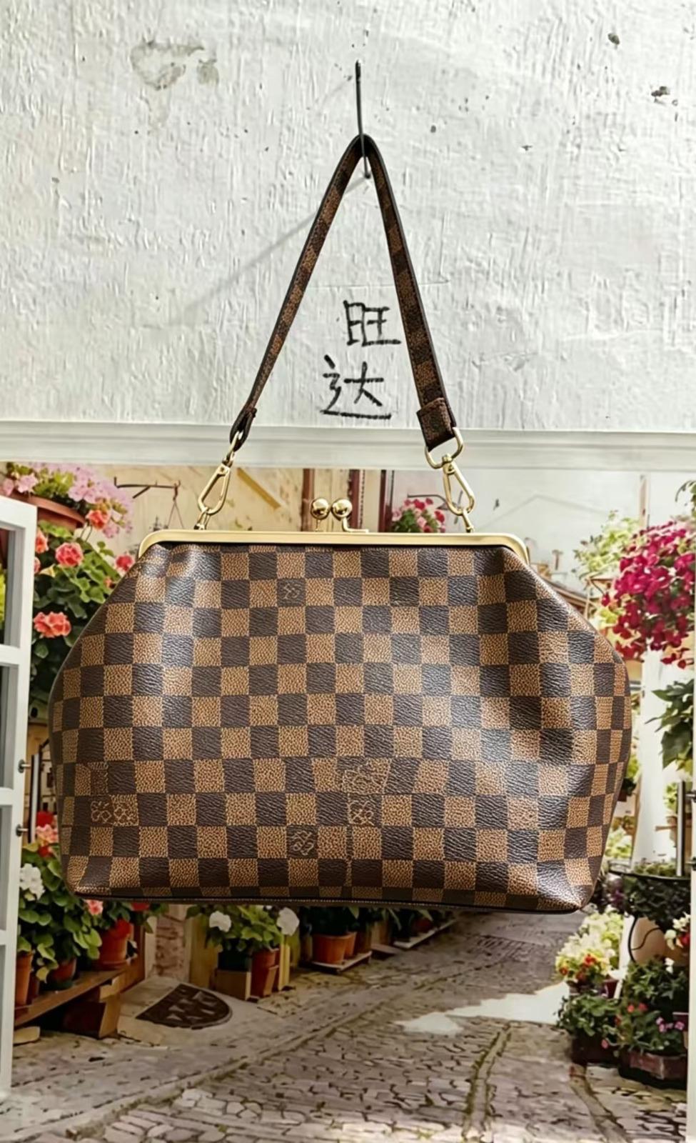 L-DESIGNER CLUTCH PURSE