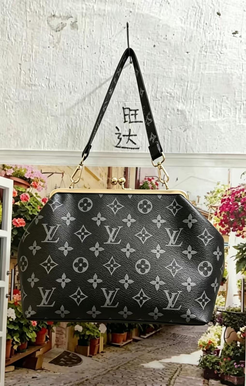 L-DESIGNER CLUTCH PURSE